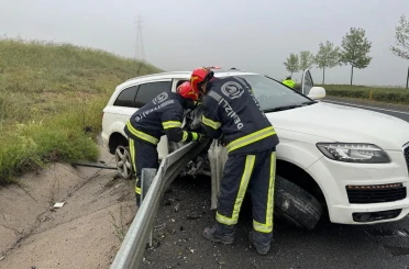 Bariyerlere saplanan lüks aracın sürücüsü hayatını kaybetti 