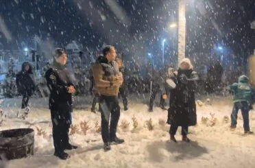Bartın’da ilçe protokolü vatandaşlarla kartopu oynadı 