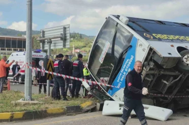 Bartın’da korkutan kaza: Öğrencileri taşıyan otobüs otomobile çarptı 