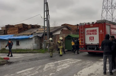 Başakşehir’de 3 katlı binanın çatısı alev alev yandı 