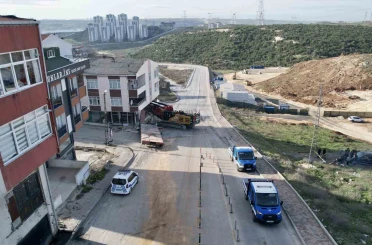 Başakşehir’de binaya saplanan vinci çıkarma çalışmaları 28. saate girdi 