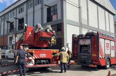 Başakşehir’de çinko kaplama atölyesinde yangın paniği: İşçiler yanan binada sigara içerek o anları kaydetti 