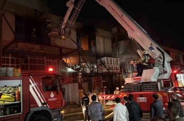 Başakşehir’de malzeme deposunda çıkan yangın korkuttu 