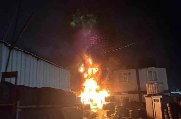 Başakşehir’de sobadan sıçrayan kıvılcımlar iki iş yerini yaktı 