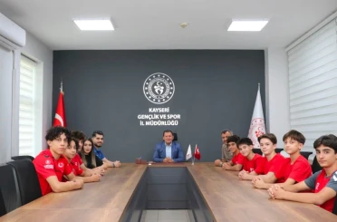 Başarılı milli cimnastikçilerden İl Müdürü Kabakcı’ya ziyaret 