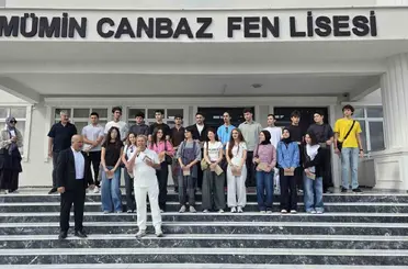 Başarılı öğrencilere okullarının ilk gününde tablet ve telefon sürprizi
