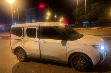 Başıboş at, araca çarptı 