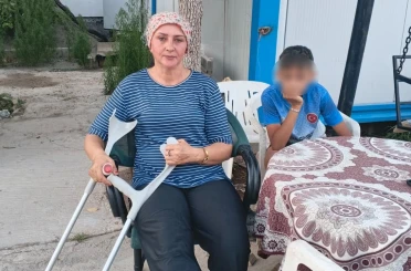 Başıboş köpeklerin kovaladığı anne-oğul düşerek yaralandı 