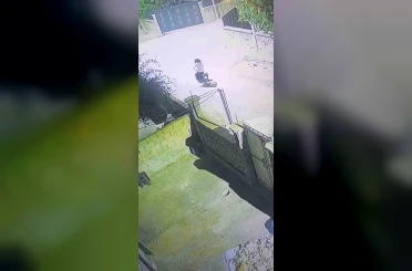 Başına poşet geçirip bisiklet çaldı 
