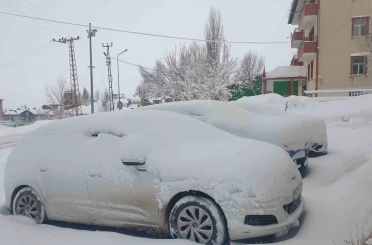 Başkale’de araçlar kara gömüldü: 32 yerleşim yerinin yolu ulaşıma kapandı 