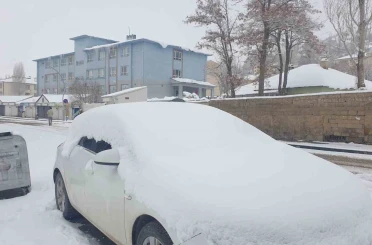 Başkale’de kar yağışı 