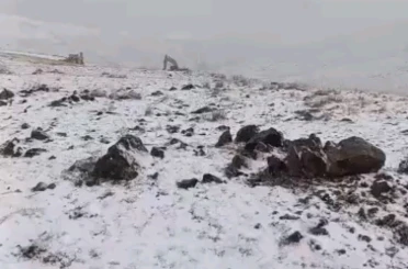 Başkale’de mevsimin ilk karı yağdı 