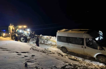 Başkale’de yoldan çıkan minibüs kara saplandı 