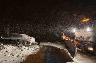 Başkale’de yoldan çıkan otomobil kara saplandı 