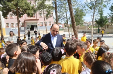 Başkan Altay karne alan tüm öğrencileri tebrik etti