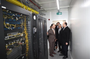 BAŞKAN ALTAY, OLAĞANÜSTÜ DURUMLARDA DİJİTAL GÜVENLİĞİ SAĞLAYACAK KOSKİ MOBİL VERİ MERKEZİNİ İNCELEDİ