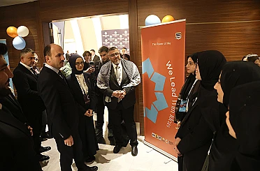 Başkan Altay “Uluslararası Şehirler ve Hükümetler Birliği Konferansı” programında lise öğrencileriyle buluştu