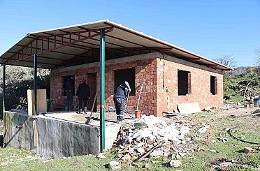 Başkan Arıcı talimat verdi, yangında zarar gören evin tadilatı başladı 