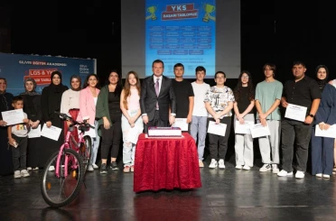 Başkan Balcıoğlu, Eğitim Akademisi’nde başarılı olan öğrencilere ödüllerini verdi