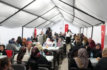 Başkan Bozkurt depremzedelerle iftarda buluştu 