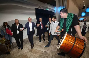 Başkan Büyükakın, Vanlıların halayına katıldı: "Biz birlikte Türkiye’yiz"
