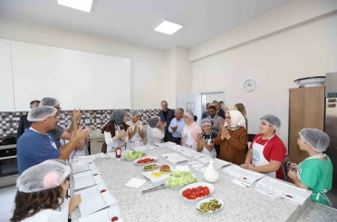 Başkan Büyükkılıç, Engelsiz Yaşam Merkezi’nde özel çocuklarla birlikte hamburger yaptı 