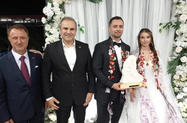 Başkan Dilsiz, genç çiftlerin mutluluğuna ortak oldu 