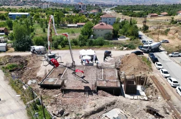 Başkan Er, temel atma töreninde beton dökümünü durdurdu 