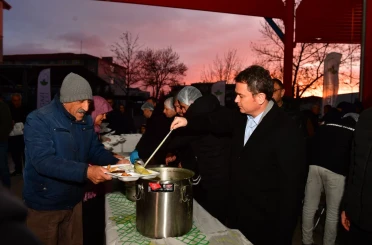 Başkan Erkan Aydın Panayır’da vatandaşlarla gönül sofrasında buluştu 