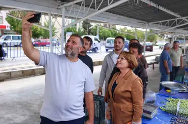Başkan Gençay, zeytin pazarında üreticilerle buluştu
