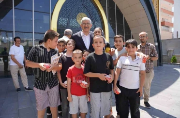 Başkan Hallaç, minik gönüllere dokundu 