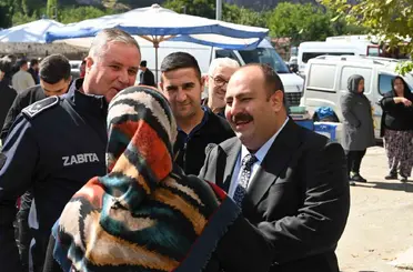 Başkan Hamamcı pazarda esnaf ve vatandaşlarla buluştu