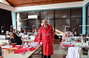 Başkan Kocagöz kadın emeğiyle üretilen yağmurlukları bizzat test etti 