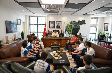 Başkan Kocaman, şampiyon güreşçilerle buluştu 