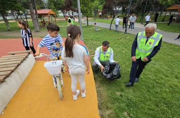 Başkan kolları sıvadı, gençlerle birlikte çöp topladı: "Küçük ihmal büyük felakete dönüşebilir" 