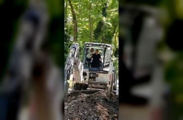 Başkan makamı bıraktı, kepçe koltuğuna geçti 
