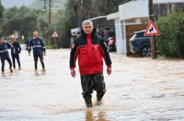 Başkan Mandalinci su taşkınlarının yaşandığı Kızılağaç’ta incelemelerde bulundu 