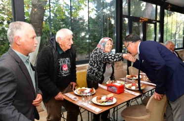 Başkan Öküzcüoğlu emekli öğretmenlerle buluştu 