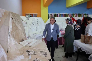 Başkan Özdoğan, el emeği göz nuru eserleri inceledi 