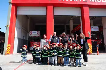 Başkan Özlü itfaiye personeline tesbih hediye etti, miniklerle su tuttu