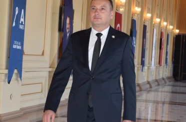 Başkan Saruhan; "Başımızın tacı öğretmenlerimizin günü kutlu olsun" 