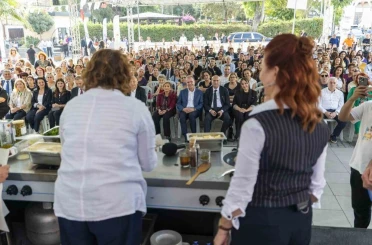 Başkan Seçer, Tarsus’taki festivalde ’Gastronomi Show’a katıldı 
