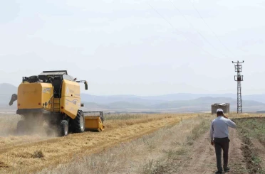 Başkan Sekmen’den üreticiye biçerdöver desteği: "Toprağın dili berekettir" 