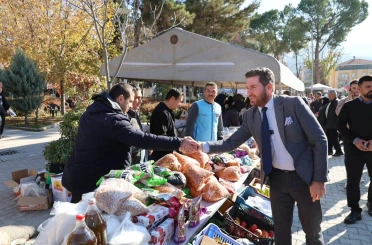 Başkan Tatık Gazze için düzenlenen hayır çarşısını gezdi 