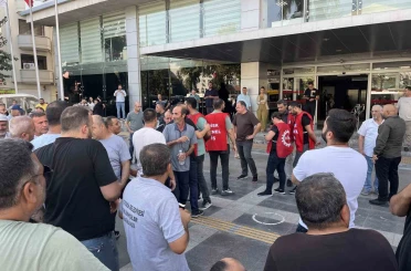 Başkan Tugay Karşıyaka’da çöp toplattı, işçiler karşı karşıya geldi 