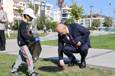 Başkan Türkel, öğrencilerle çöp topladı 