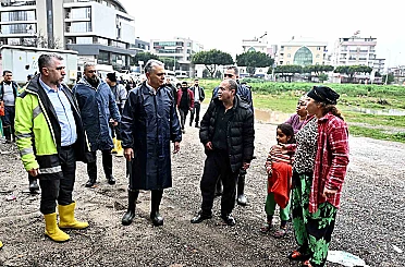 Başkan Uysal, sel baskınından zarar gören evlerde 