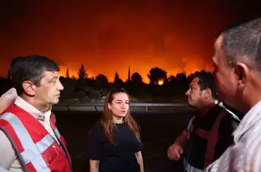 Başkan Vekili Özdemir: "Şehrin tüm sorumlularıyla koordineli şekilde yangınla mücadele ediyoruz"
