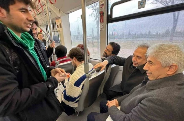 Başkan Yalçın meclis toplantısına tramvayla gitti 
