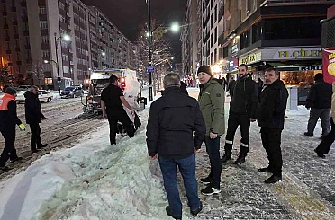 Başkan yolda kalan yolcuları evlerine ulaştırdı 